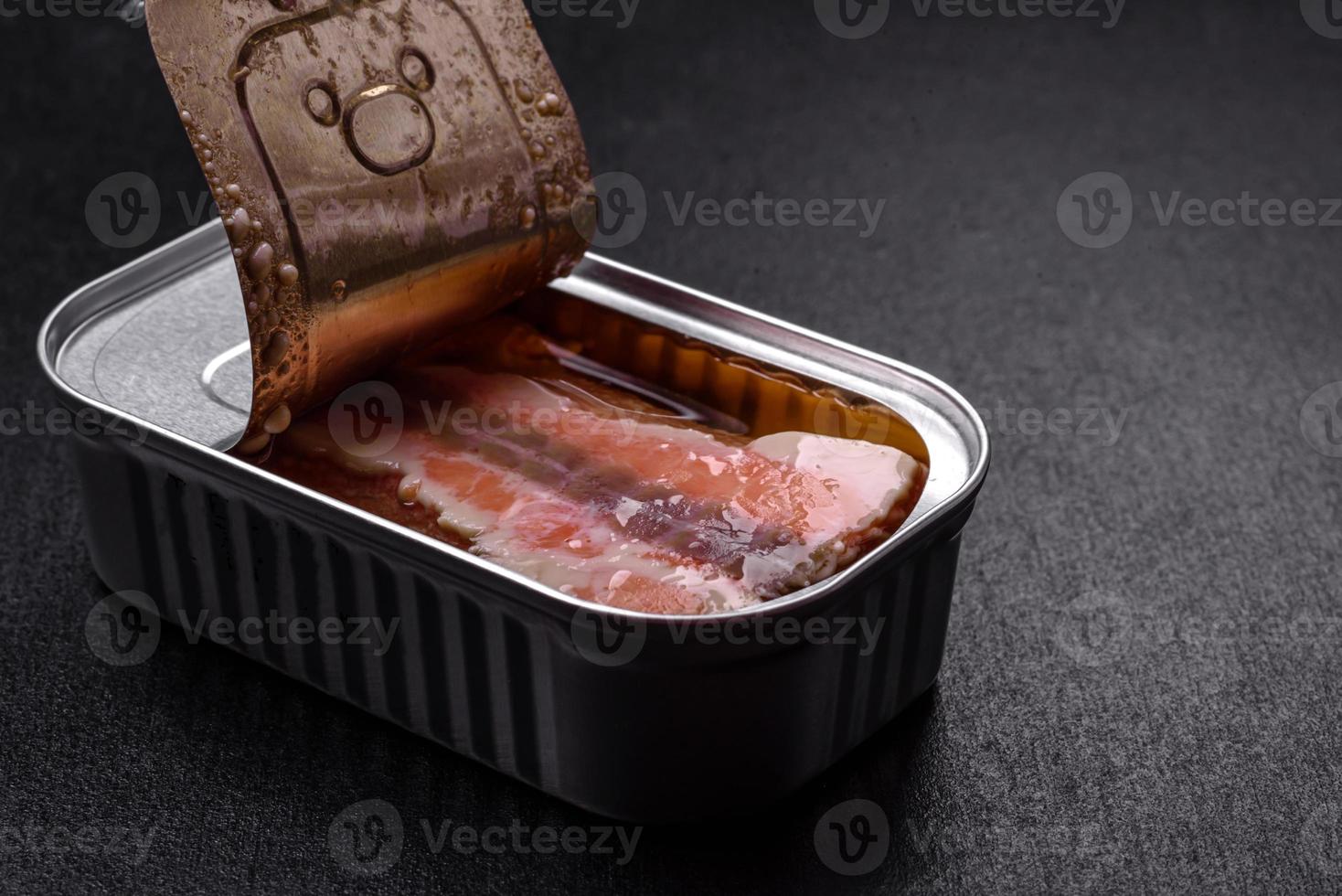 lata o lata rectangular de aluminio de salmón enlatado con una llave foto
