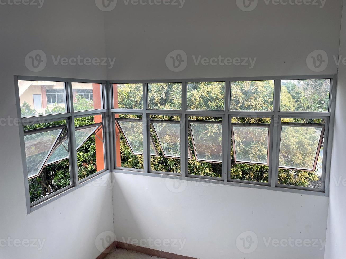 Ventanas de vidrio tipo toldo, hojas de aluminio, adosadas alrededor de la pared para dar luz a las escaleras del edificio. enfoque suave y selectivo. foto