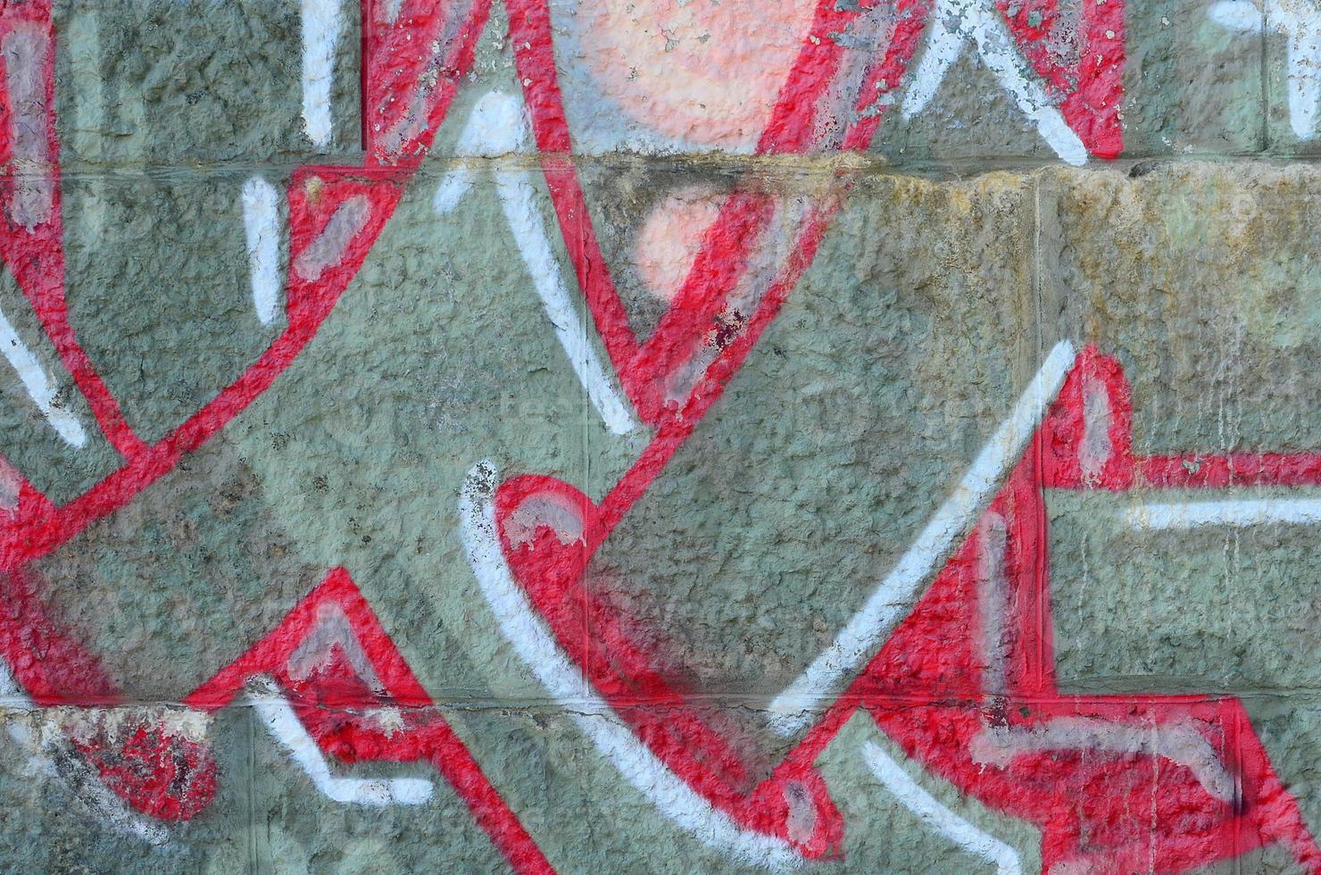 fragmento de dibujos de graffiti. la antigua muralla decorada con manchas de pintura al estilo de la cultura del arte callejero. textura de fondo coloreada en tonos cálidos foto