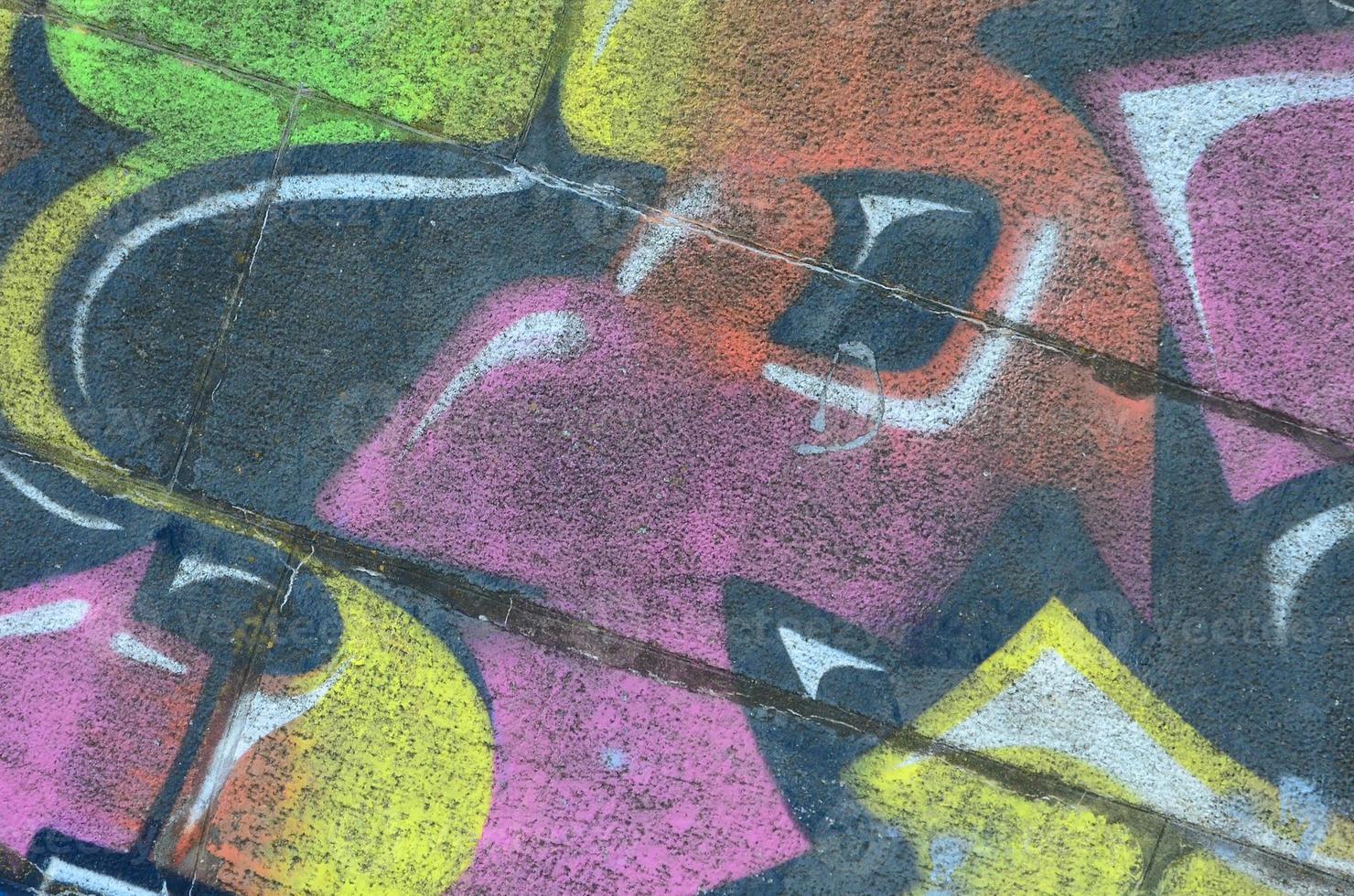 fragmento de dibujos de graffiti. la antigua muralla decorada con manchas de pintura al estilo de la cultura del arte callejero. textura de fondo multicolor foto