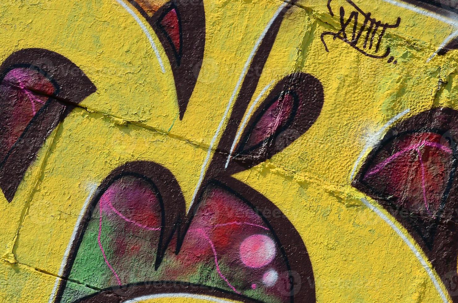 fragmento de dibujos de graffiti. la antigua muralla decorada con manchas de pintura al estilo de la cultura del arte callejero. textura de fondo coloreada en tonos cálidos foto