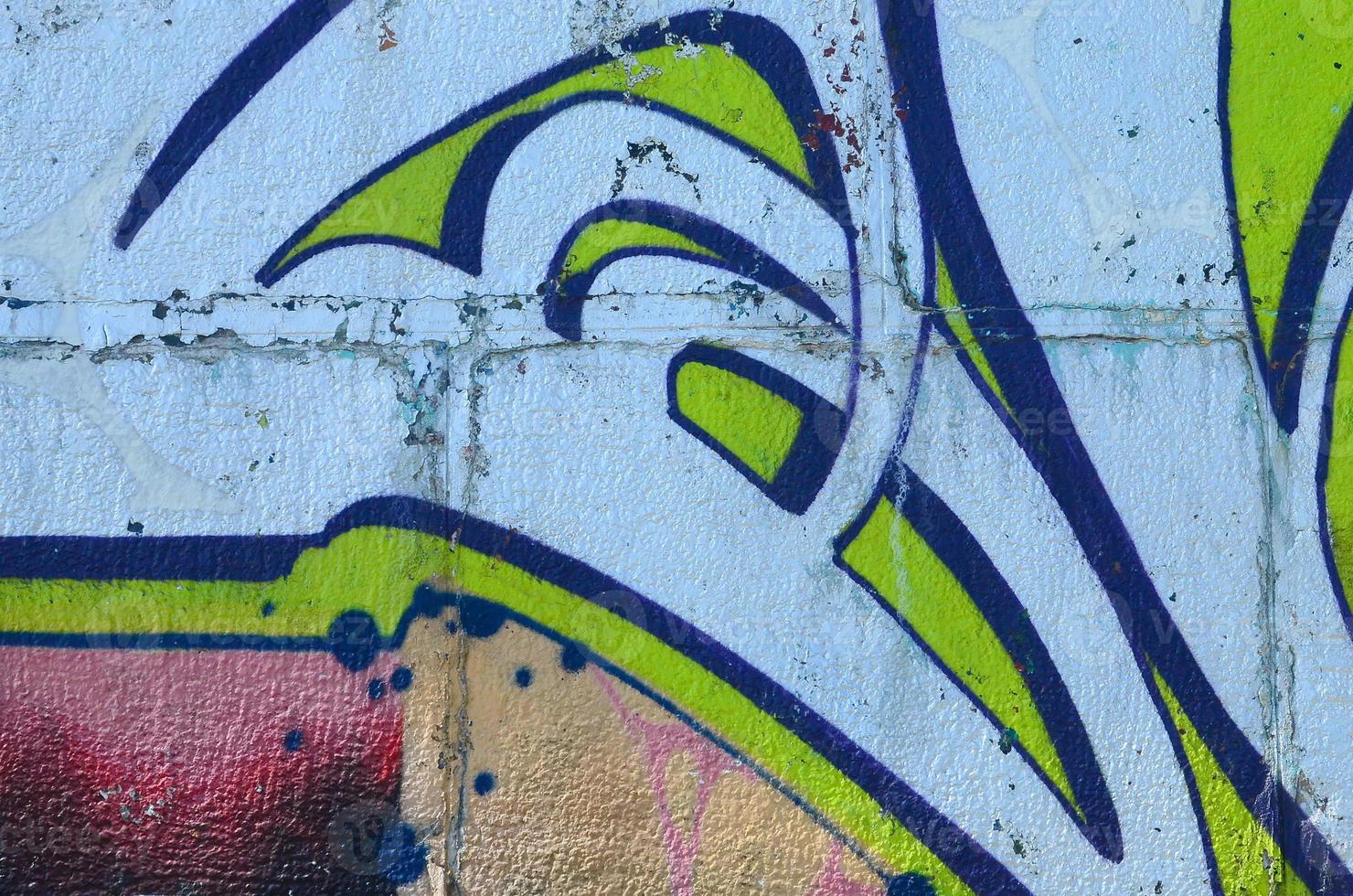 fragmento de dibujos de graffiti. la antigua muralla decorada con manchas de pintura al estilo de la cultura del arte callejero. textura de fondo coloreada en tonos verdes foto