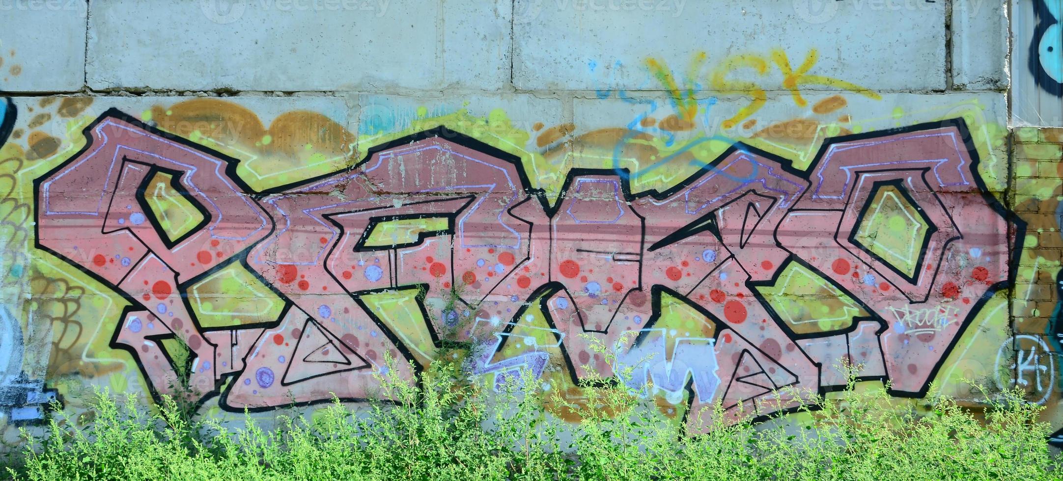 fragmento de dibujos de graffiti. la antigua muralla decorada con manchas de pintura al estilo de la cultura del arte callejero. textura de fondo coloreada en tonos cálidos foto