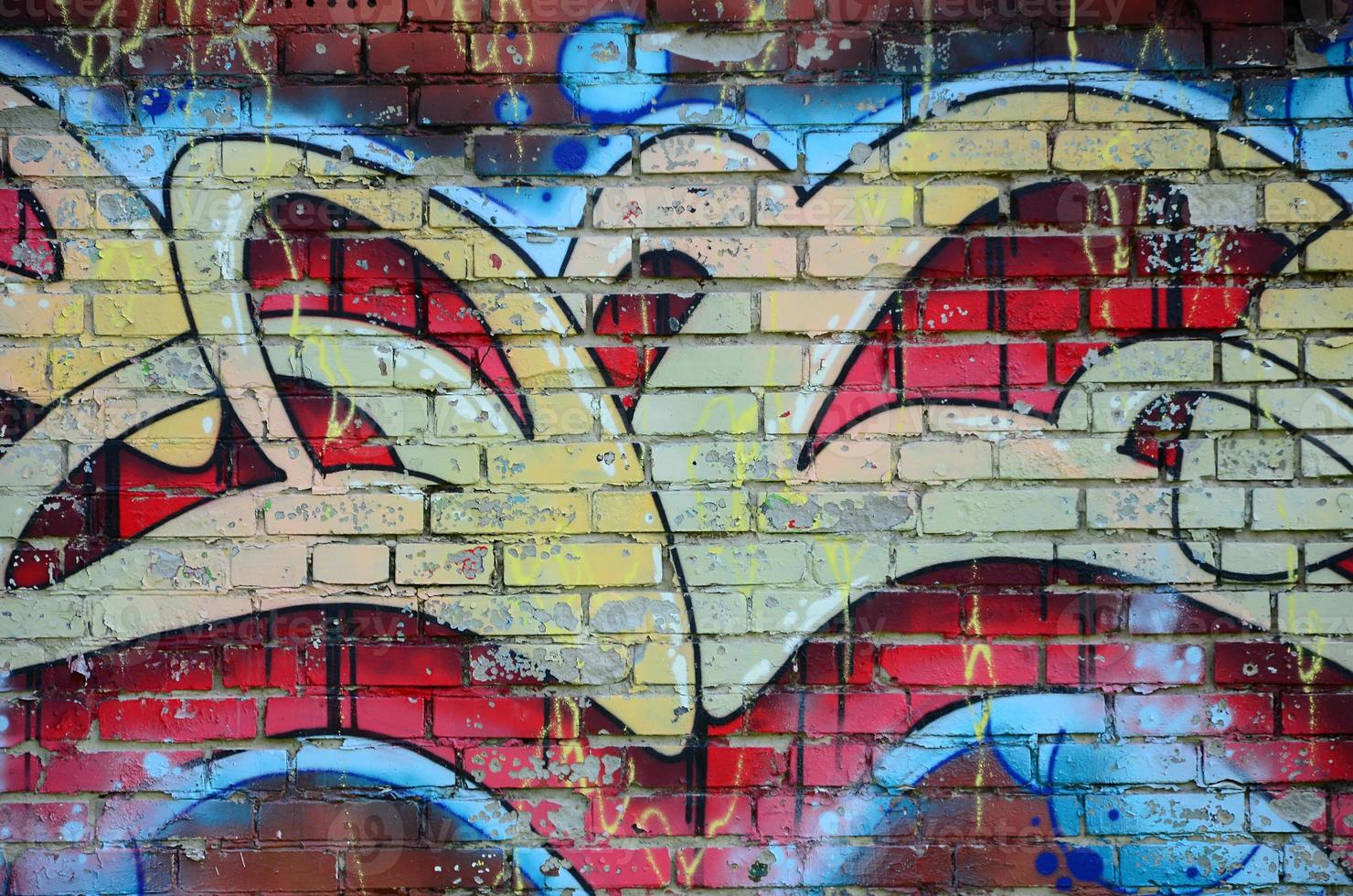 fragmento de dibujos de graffiti. la antigua muralla decorada con manchas de pintura al estilo de la cultura del arte callejero. textura de fondo coloreada en tonos cálidos foto