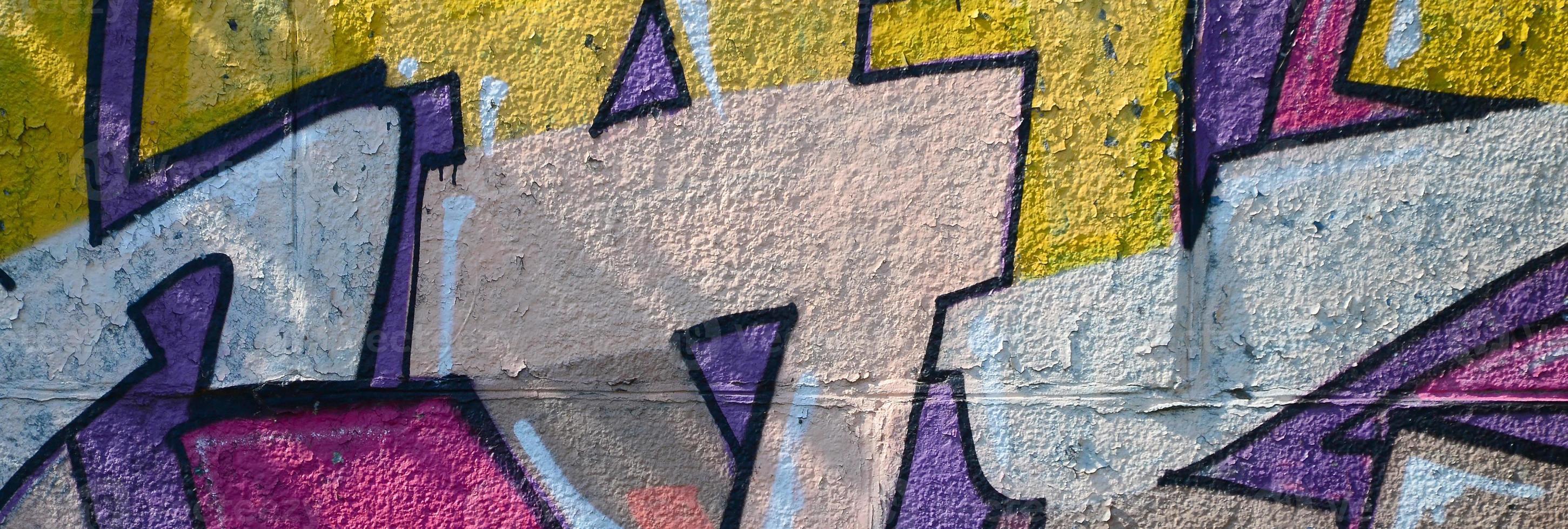 fragmento de dibujos de graffiti. la antigua muralla decorada con manchas de pintura al estilo de la cultura del arte callejero. textura de fondo coloreada en tonos cálidos foto