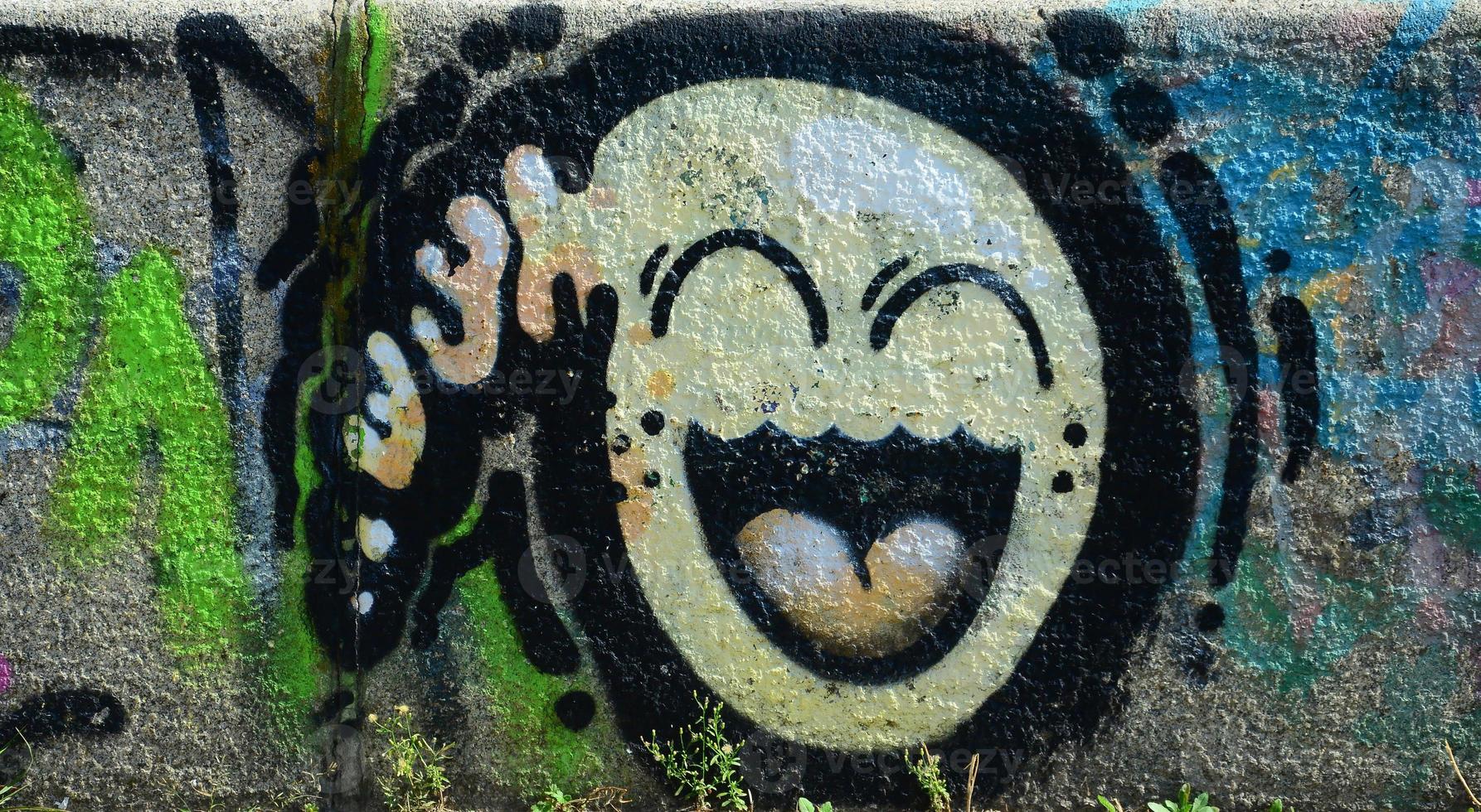 fragmento de dibujos de graffiti. la antigua muralla decorada con manchas de pintura al estilo de la cultura del arte callejero. textura de fondo coloreada en tonos cálidos foto