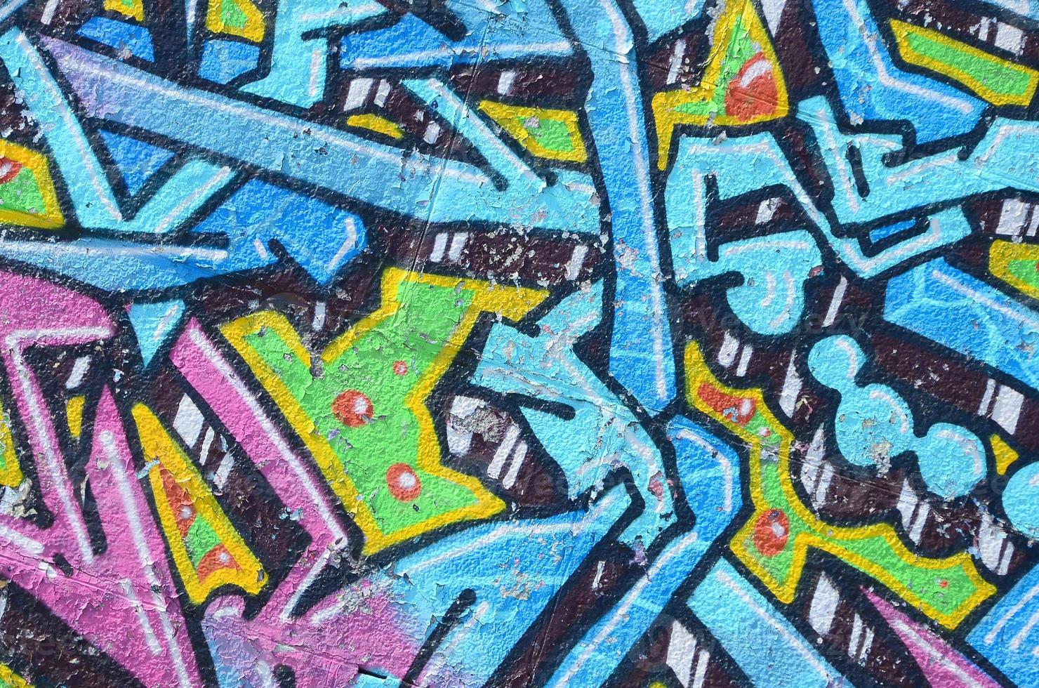 fragmento de dibujos de graffiti. la antigua muralla decorada con manchas de pintura al estilo de la cultura del arte callejero. textura de fondo coloreada en tonos fríos foto