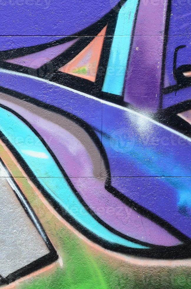 fragmento de dibujos de graffiti. la antigua muralla decorada con manchas de pintura al estilo de la cultura del arte callejero. textura de fondo coloreada en tonos morados foto