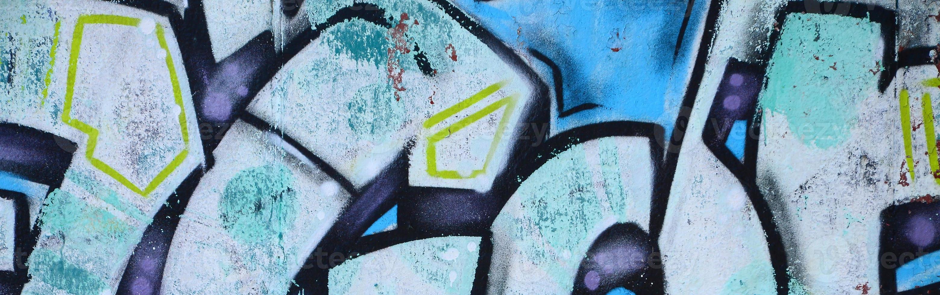 fragmento de dibujos de graffiti. la antigua muralla decorada con manchas de pintura al estilo de la cultura del arte callejero. textura de fondo coloreada en tonos fríos foto