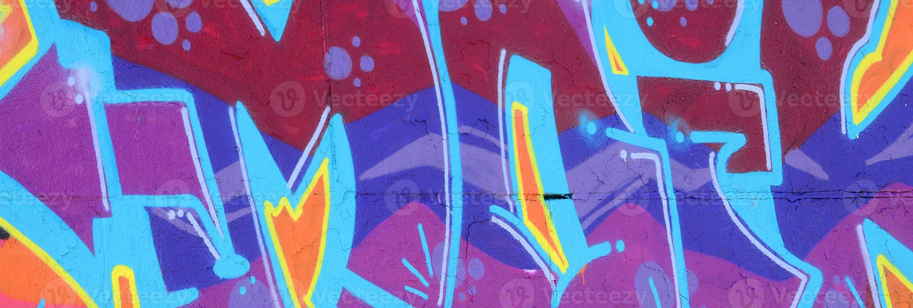 fragmento de dibujos de graffiti. la antigua muralla decorada con manchas de pintura al estilo de la cultura del arte callejero. textura de fondo coloreada en tonos morados foto