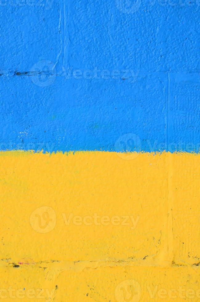 fragmento de dibujos de graffiti. la antigua muralla decorada con manchas de pintura al estilo de la cultura del arte callejero. bandera ucraniana foto