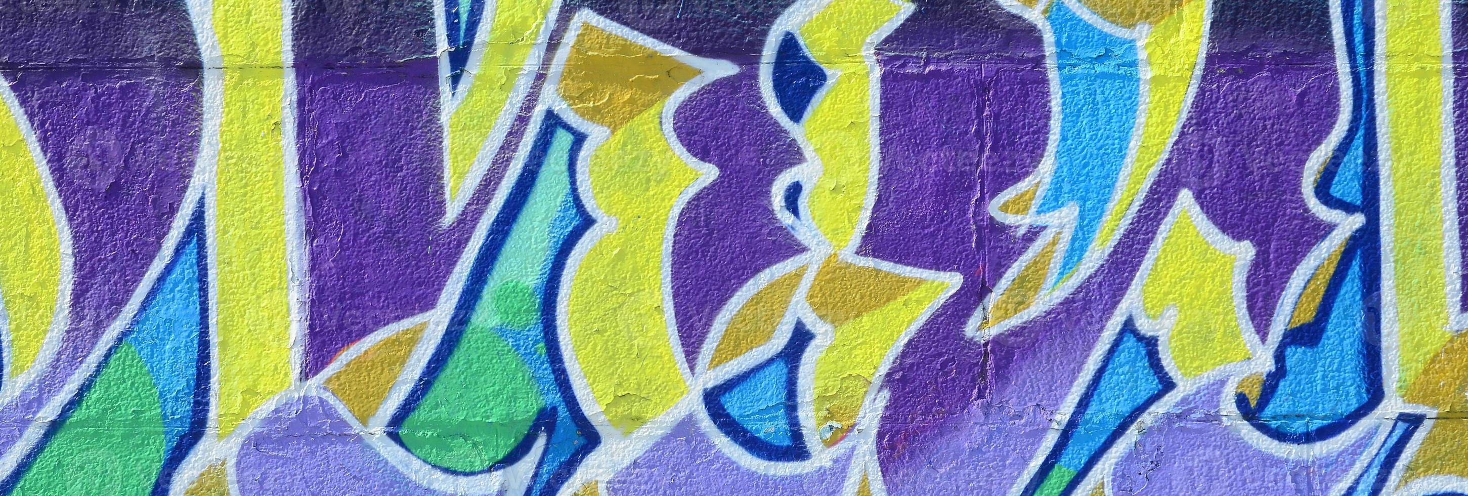 fragmento de dibujos de graffiti. la antigua muralla decorada con manchas de pintura al estilo de la cultura del arte callejero. textura de fondo coloreada en tonos fríos foto