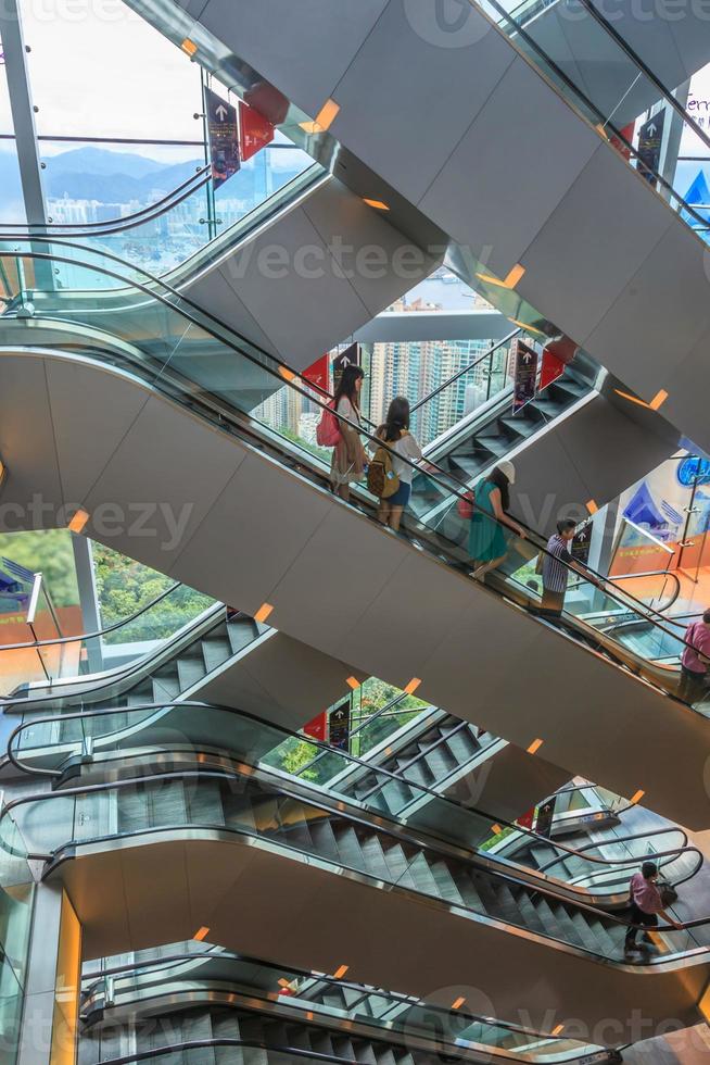 maraña de escaleras mecánicas en un centro comercial foto