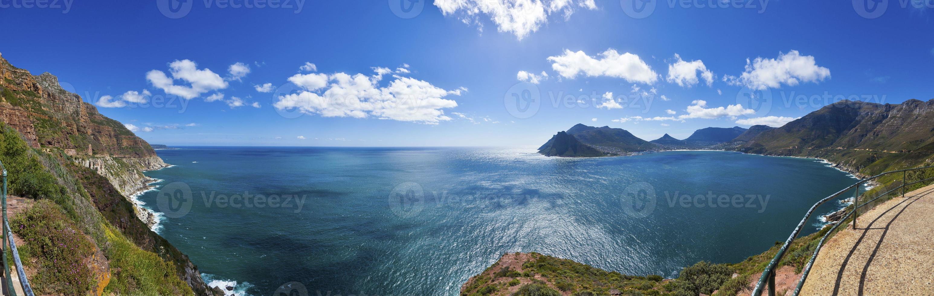 vista panorámica de la carretera costera desde el cabo de buena esperanza hacia ciudad del cabo foto