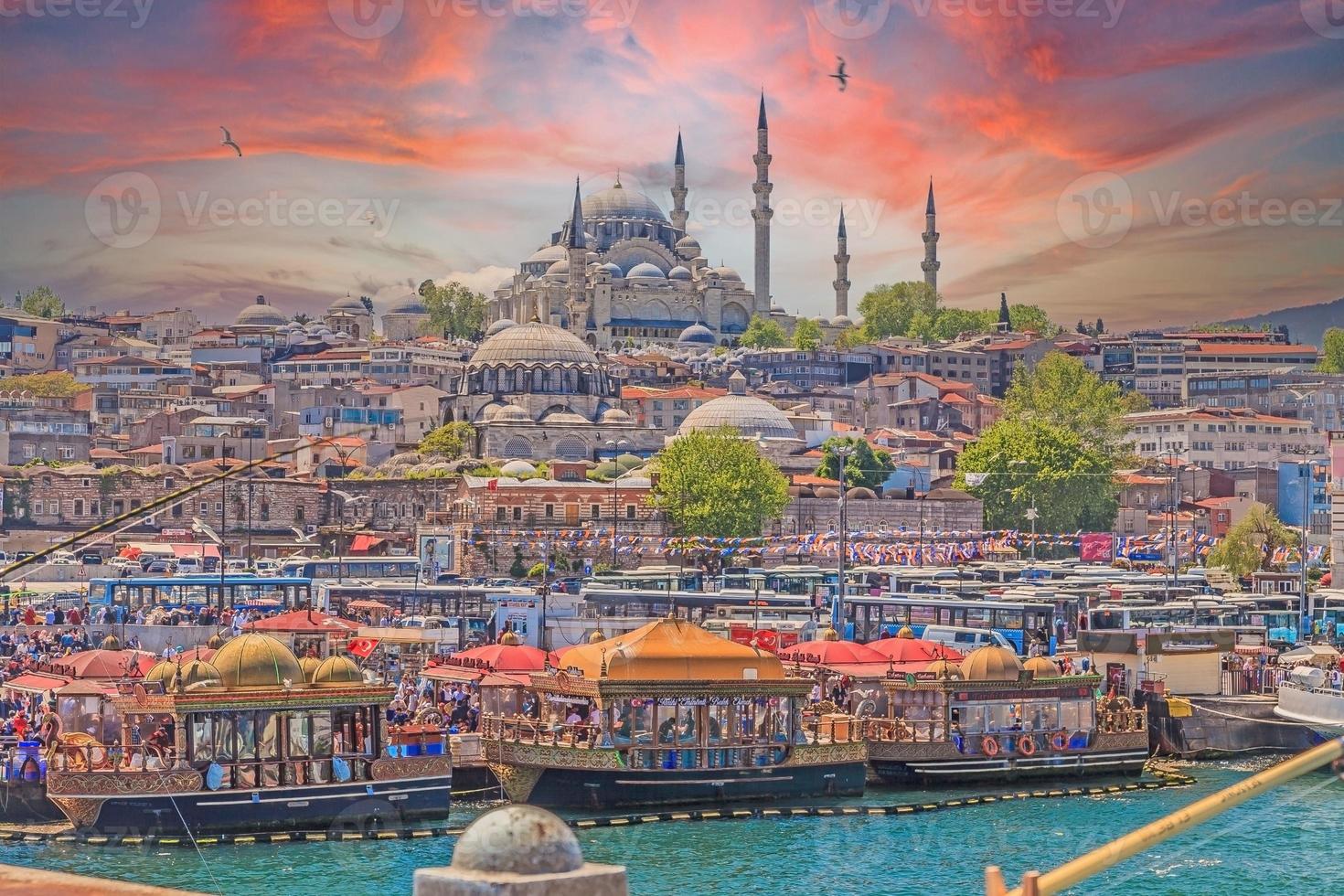 vista desde el puente de galata en estambul sobre el bósforo hasta el centro histórico de la ciudad en el resplandor de la noche foto