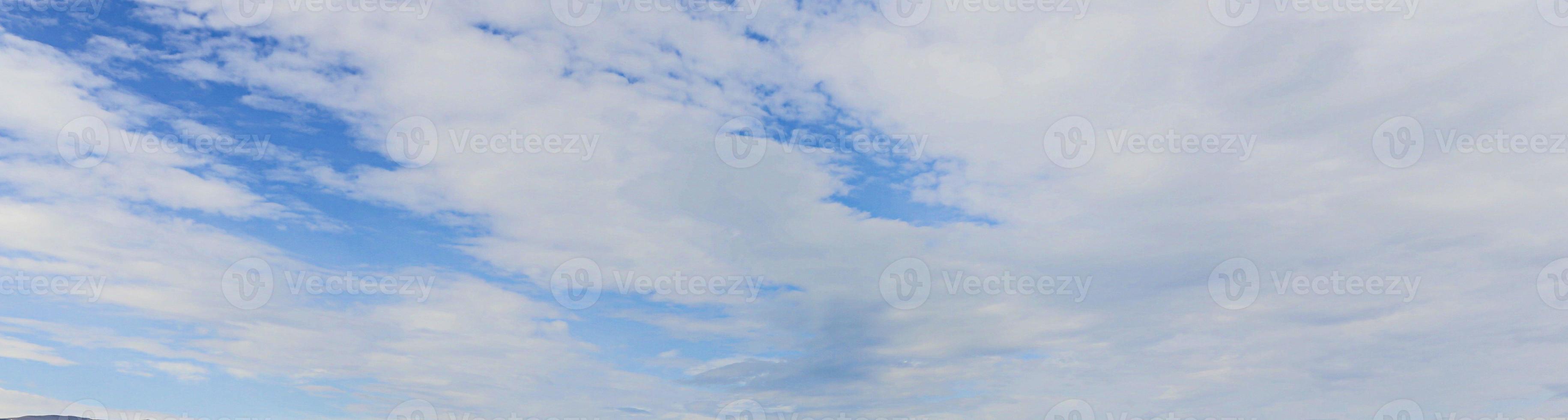 imagen de un cielo parcialmente nublado y parcialmente despejado durante el día foto