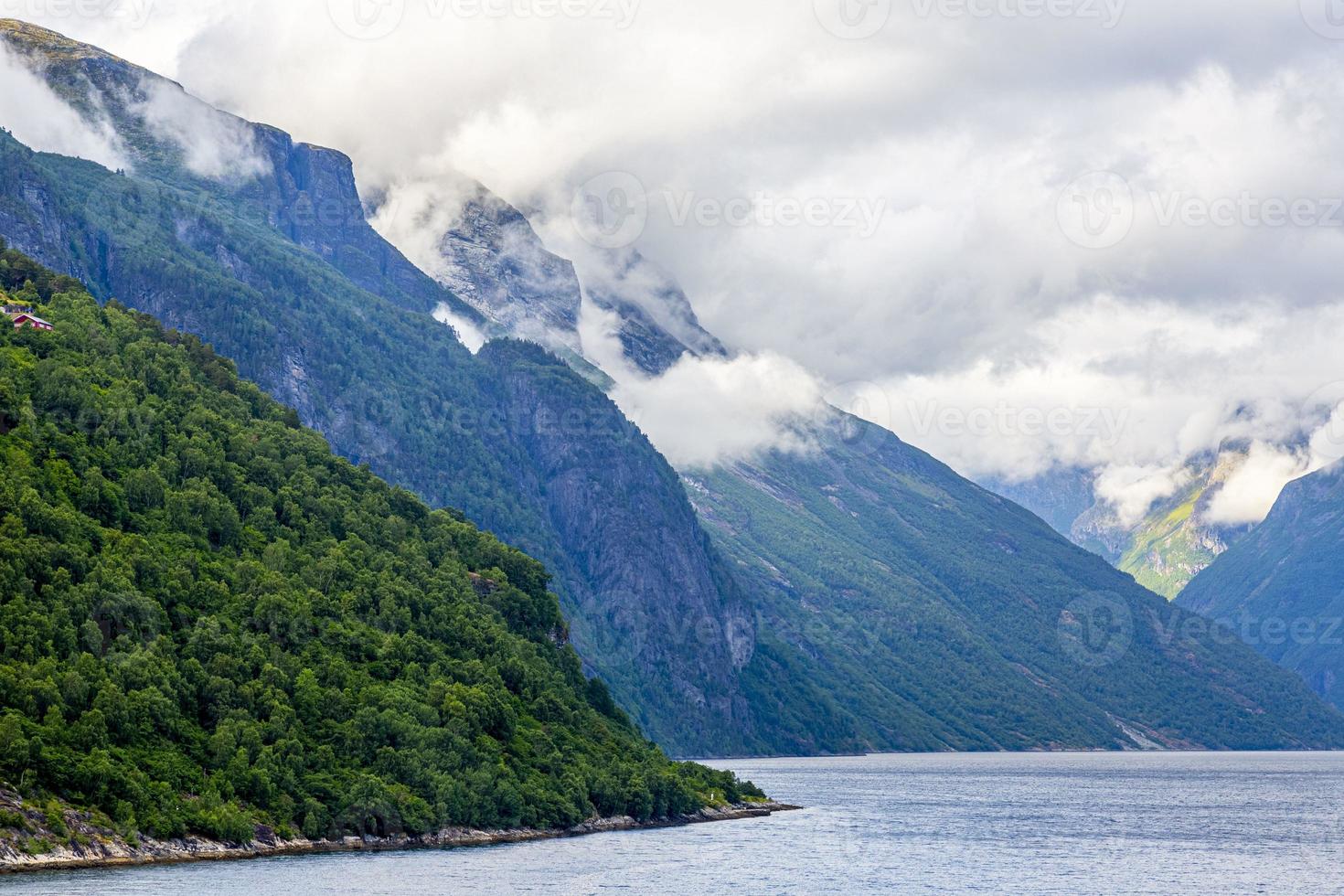 impresión de un crucero en el camino a través del fiordo de geiranger en noruega al amanecer en verano foto