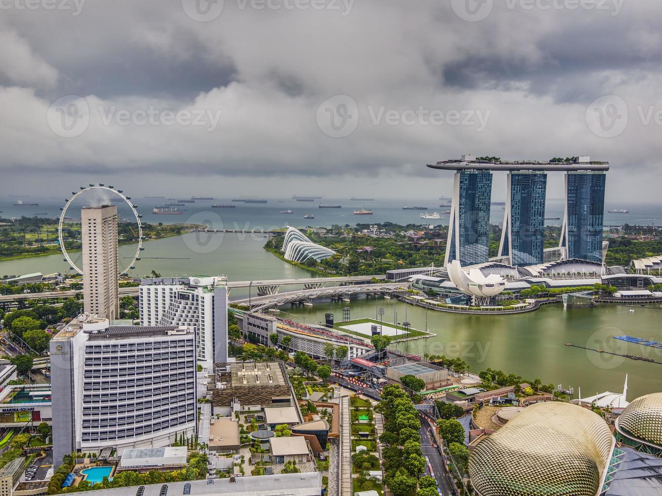 imagen panorámica aérea del horizonte y los jardines de singapur junto a la bahía durante la preparación para la carrera de fórmula 1 durante el día en otoño foto