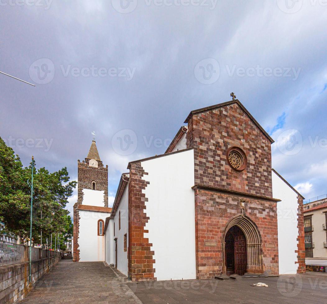 vistas a la catedral de funchal en la isla portuguesa de madeira por la noche foto