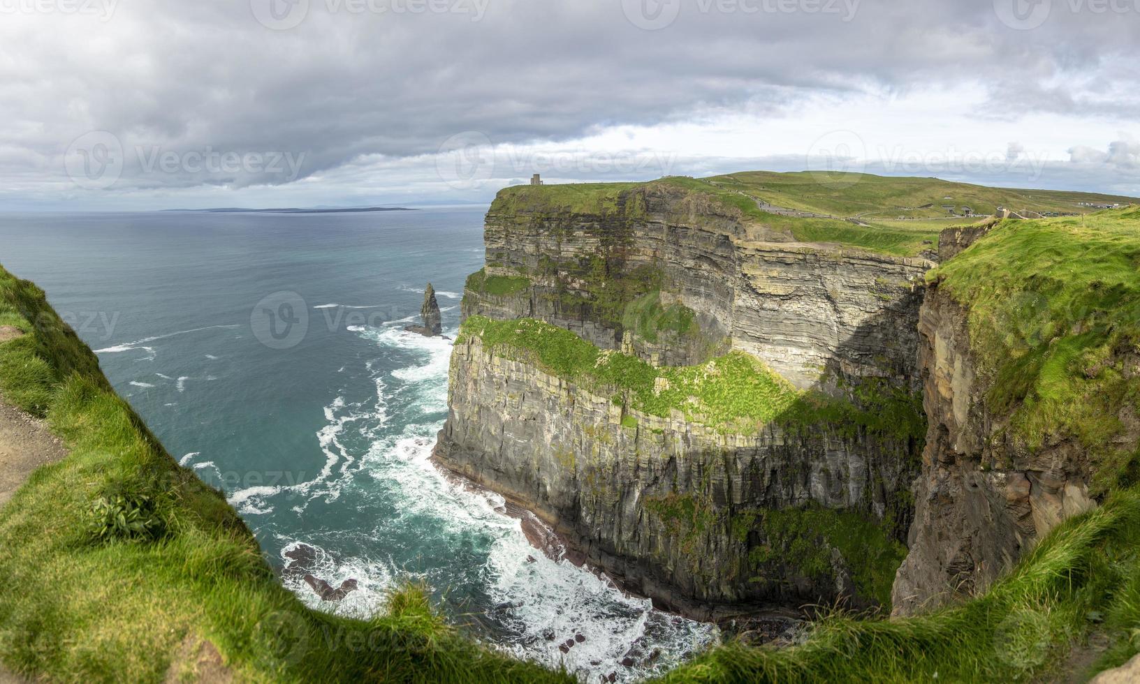 vista sobre la línea del acantilado de los acantilados de moher en irlanda durante el día foto