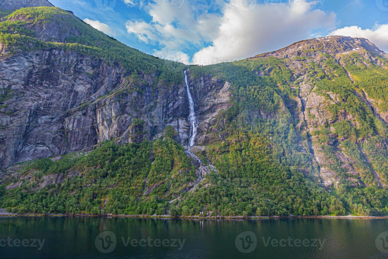 impresión de un crucero en el camino a través del fiordo de geiranger en noruega al amanecer en verano foto