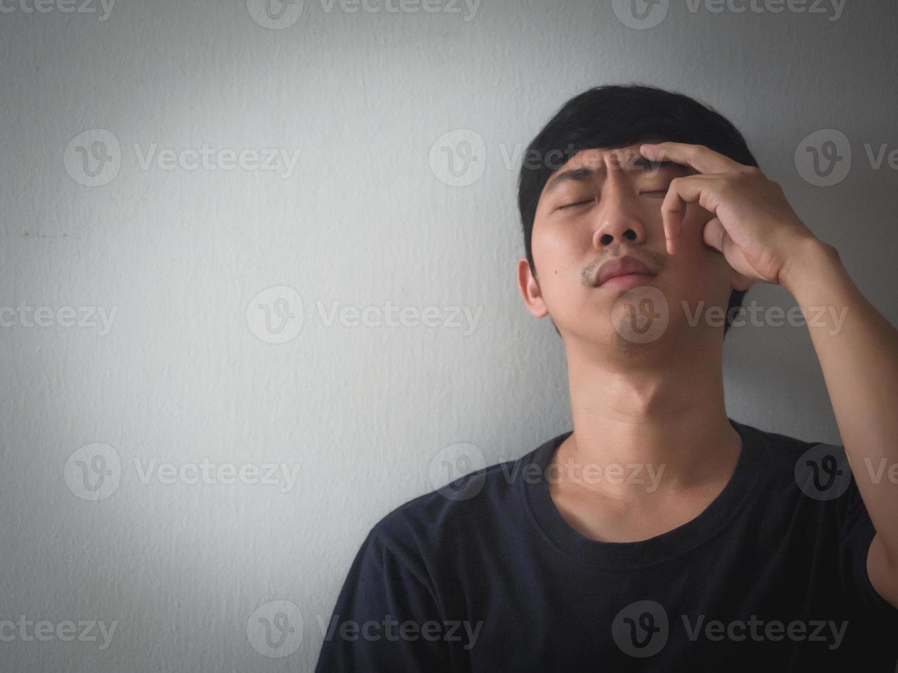 hombre deprimido sentado en la pared se siente sin esperanza con la vida foto