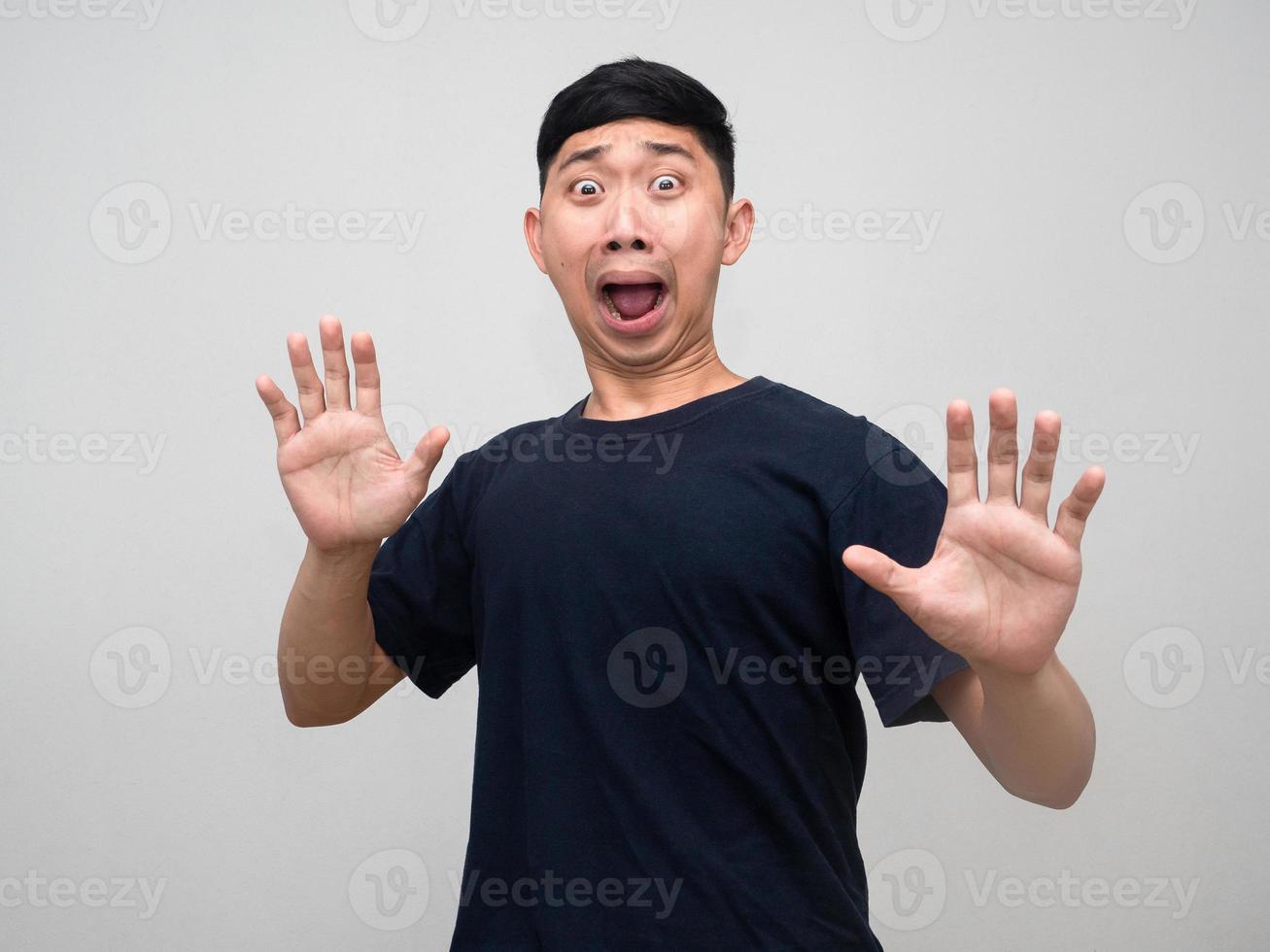 hombre asiático se siente sorprendido gesto sorprendido aislado foto