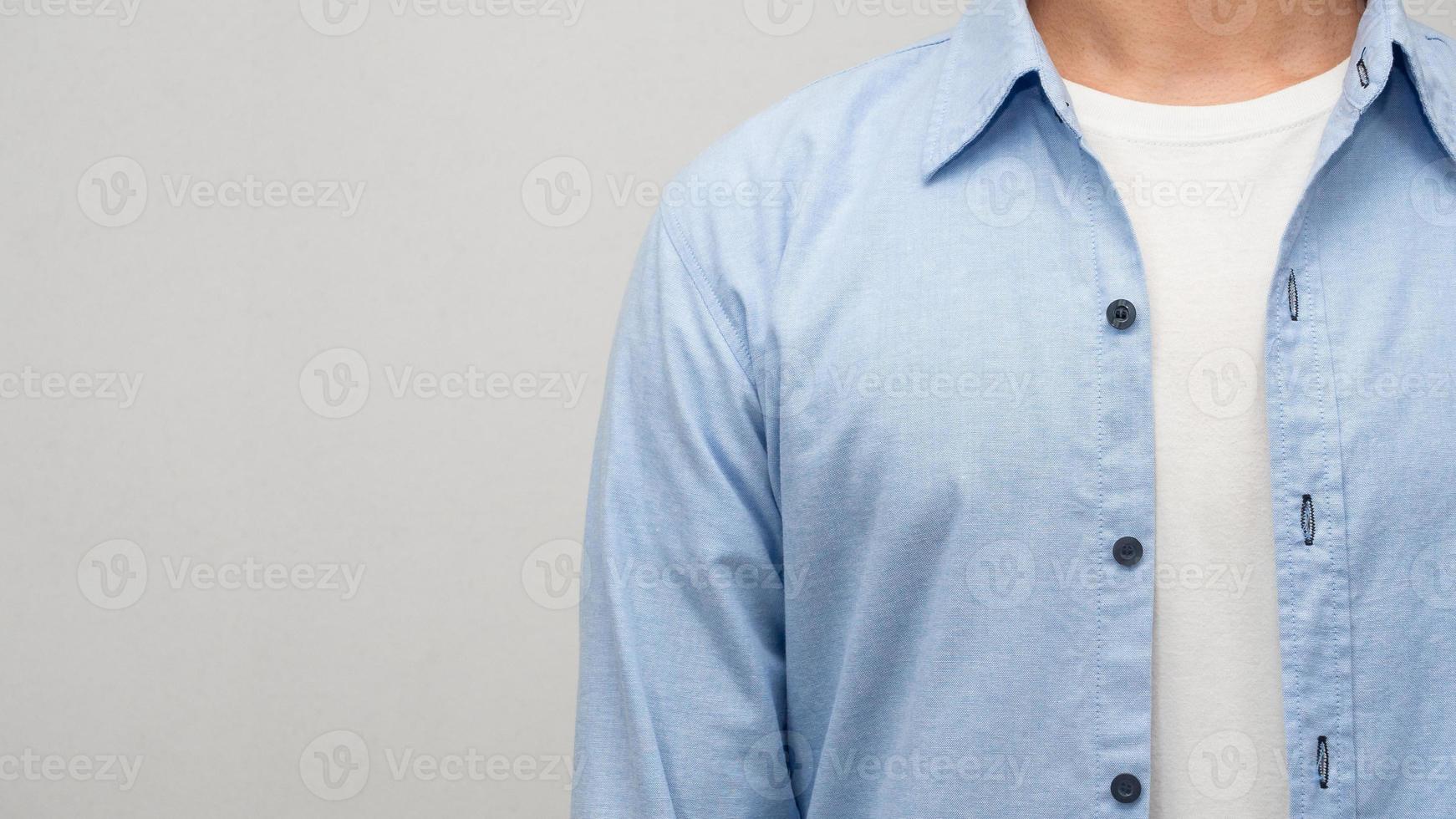 primer plano hombre camisa azul foto de estudio en el pecho espacio de copia