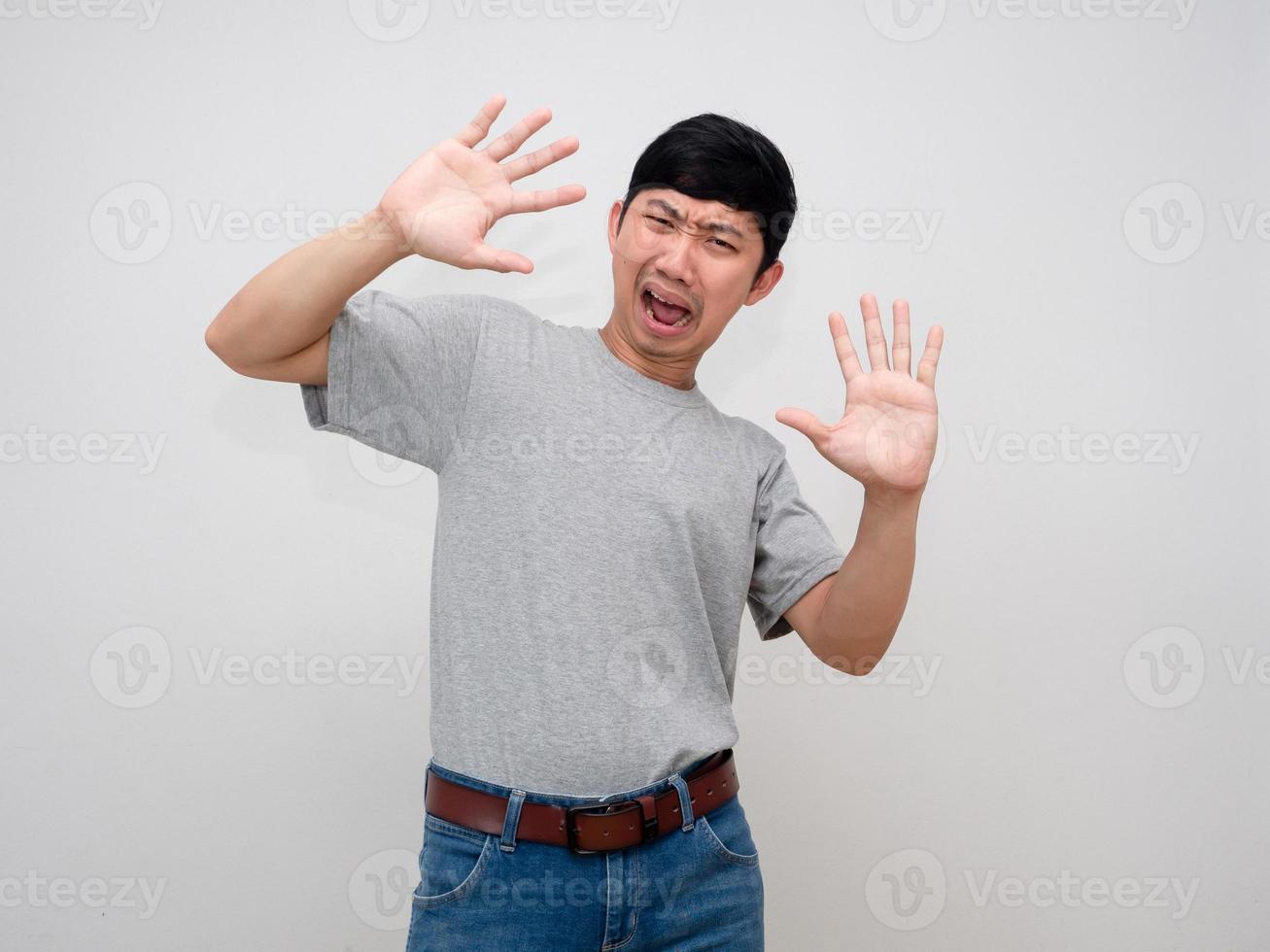 hombre asiático camisa gris gesto de pie asombrado se siente conmocionado aislado foto