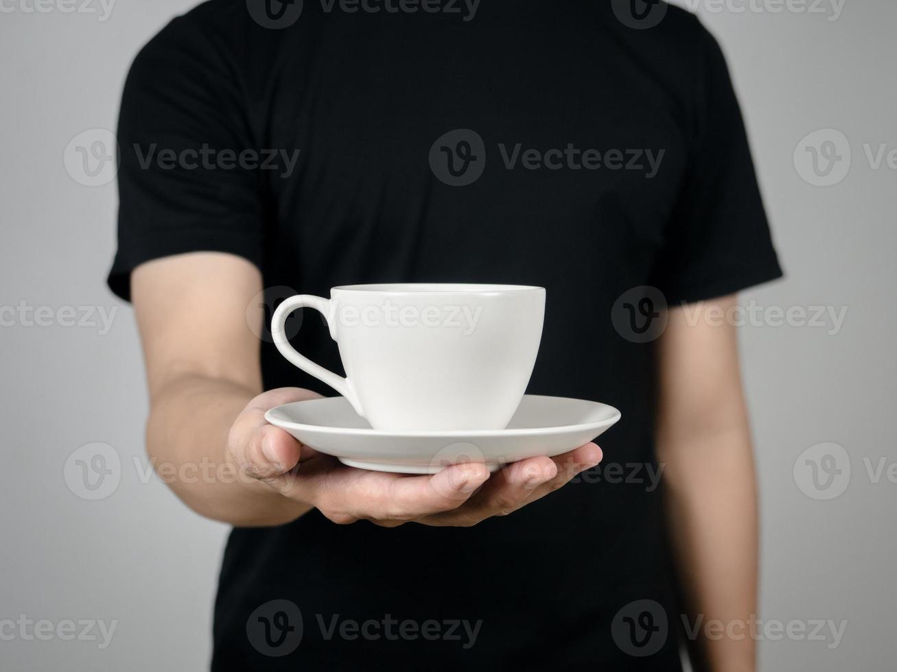 hombre dando café taza blanca en su mano foto de estudio