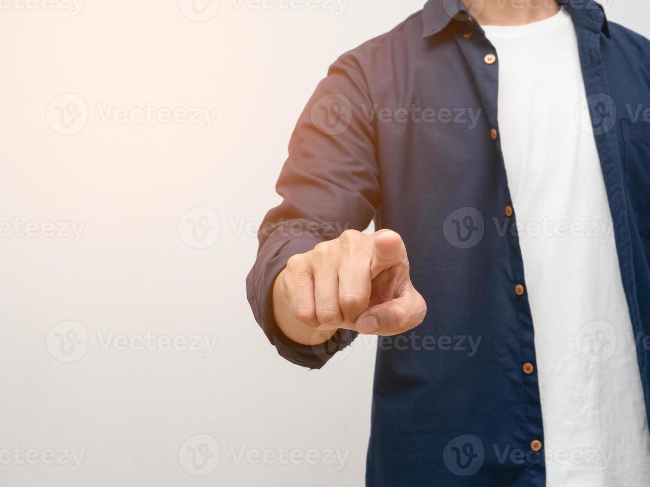 El hombre te señala con el dedo el espacio de la copia de la foto del estudio