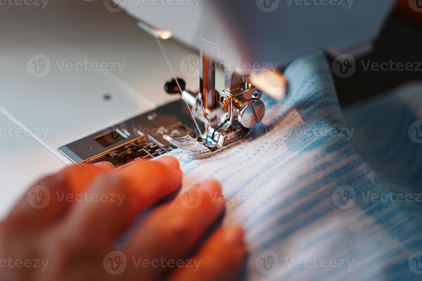 coser ropa en un primer plano de la máquina de coser. foto