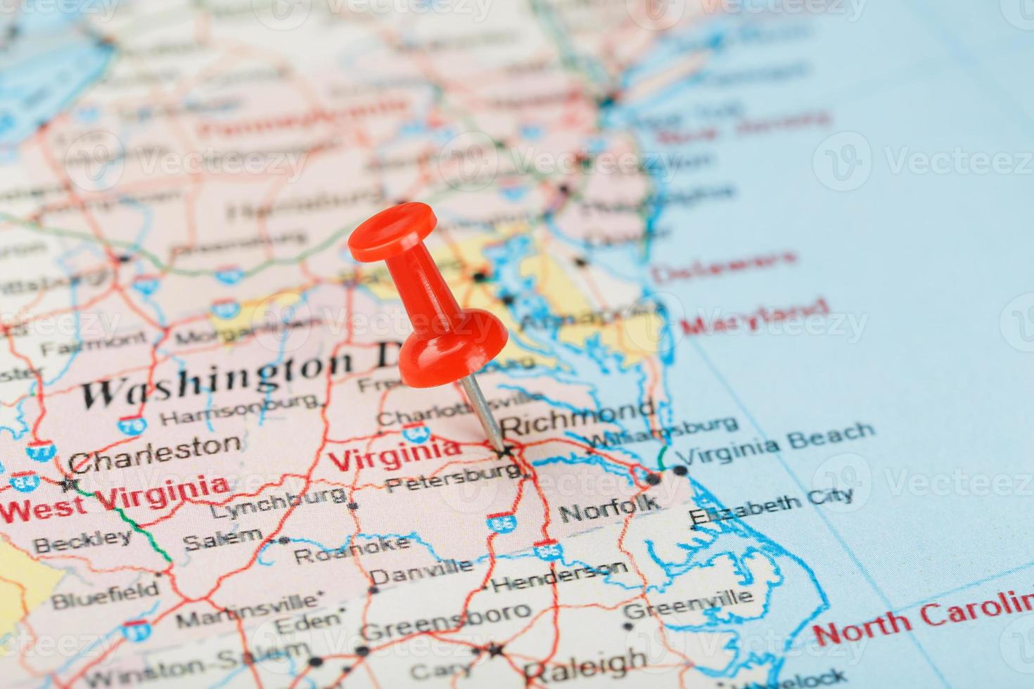 aguja clerical roja en un mapa de estados unidos, virginia del sur y la capital richmond. Cerrar mapa del sur de Virginia con tachuela roja foto