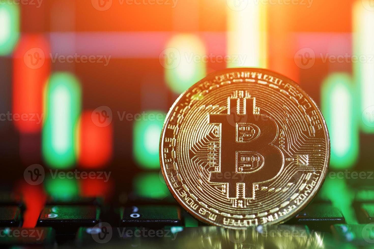 los bitcoins son de oro con un gráfico de velas.moneda de oro con la imagen de la letra b. un nuevo concepto de dinero virtual. foto