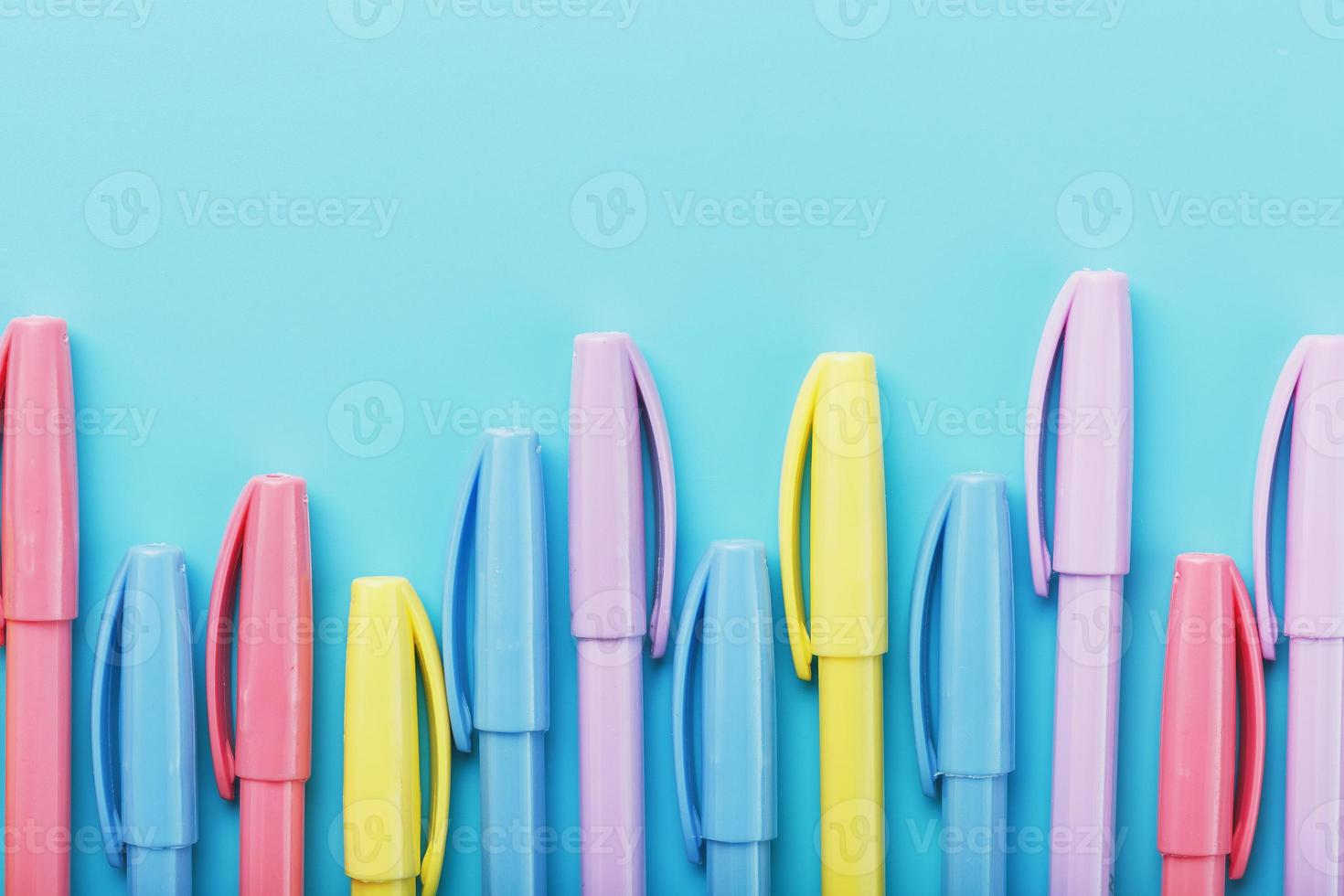 A set of multi-colored felt-tip pens in a row, rainbow on a light white  banner background. Drawing markers, pencils, ink, artist tools, creativity,  leisure, hobby. Colorful school supplies. 15270003 Stock Photo at
