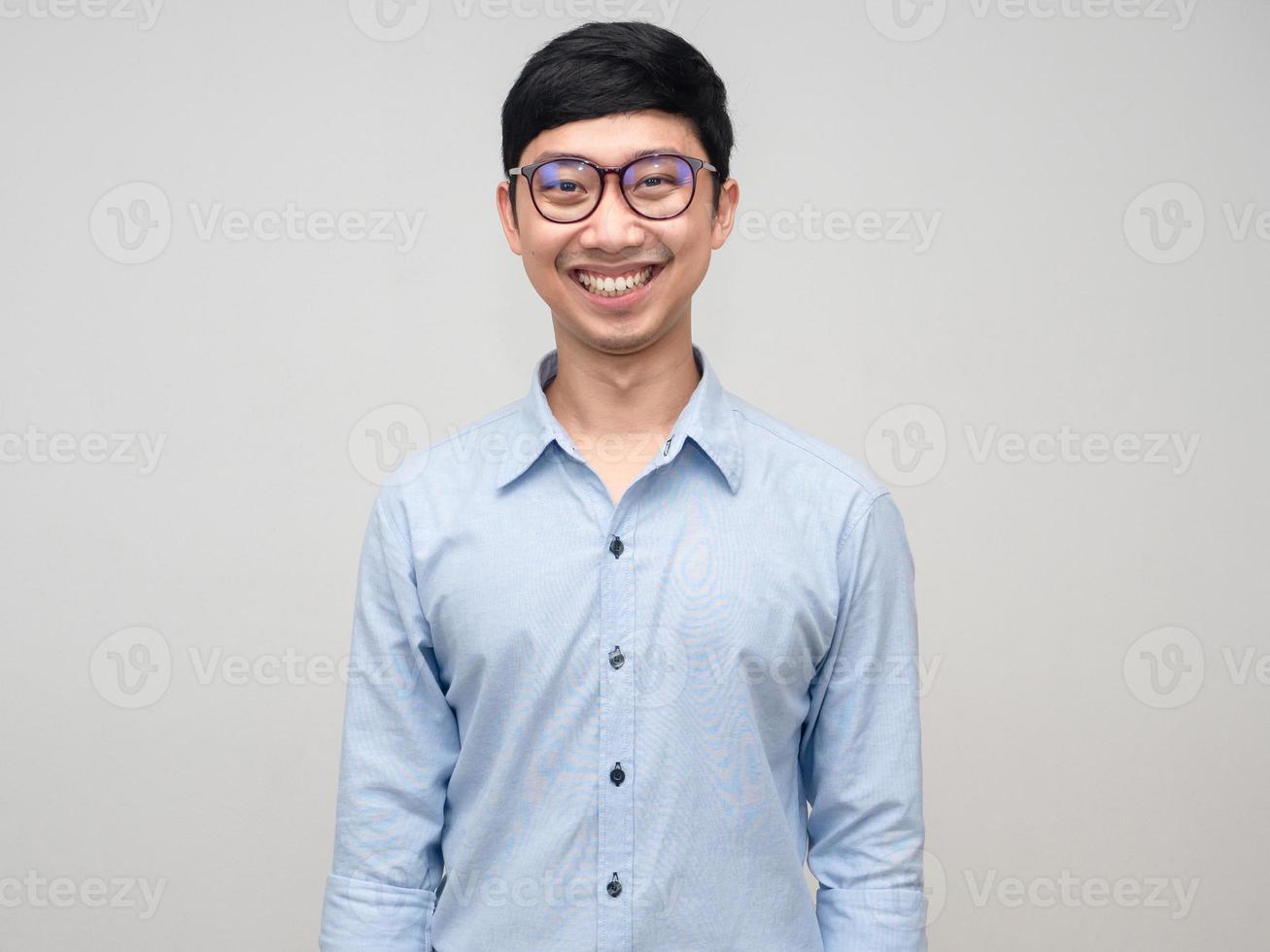 retrato, hombre asiático, anteojos, camisa azul, feliz, sonrisa, aislado foto