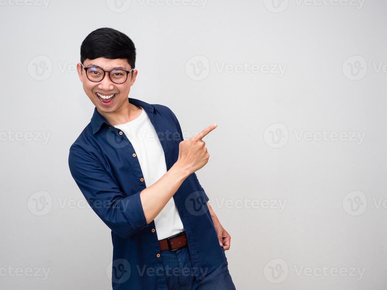 hombre asiático positivo llevar gafas gesto señalar con el dedo aislado foto