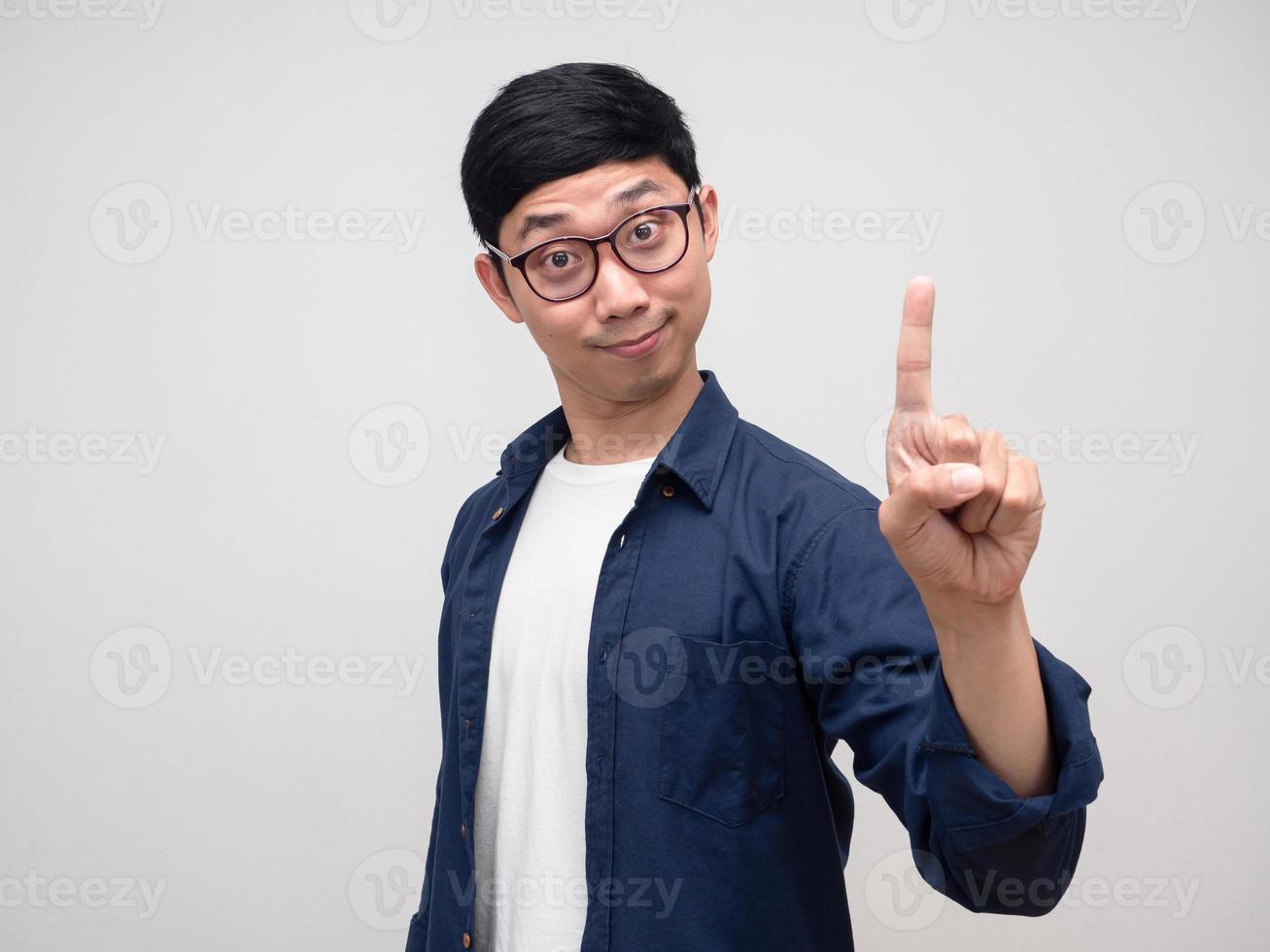 el joven usa anteojos muestra el dedo hacia arriba el retrato número uno foto