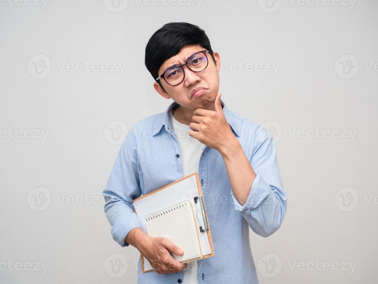 joven empresario con documento y libro siente dudas y vacila aislado foto