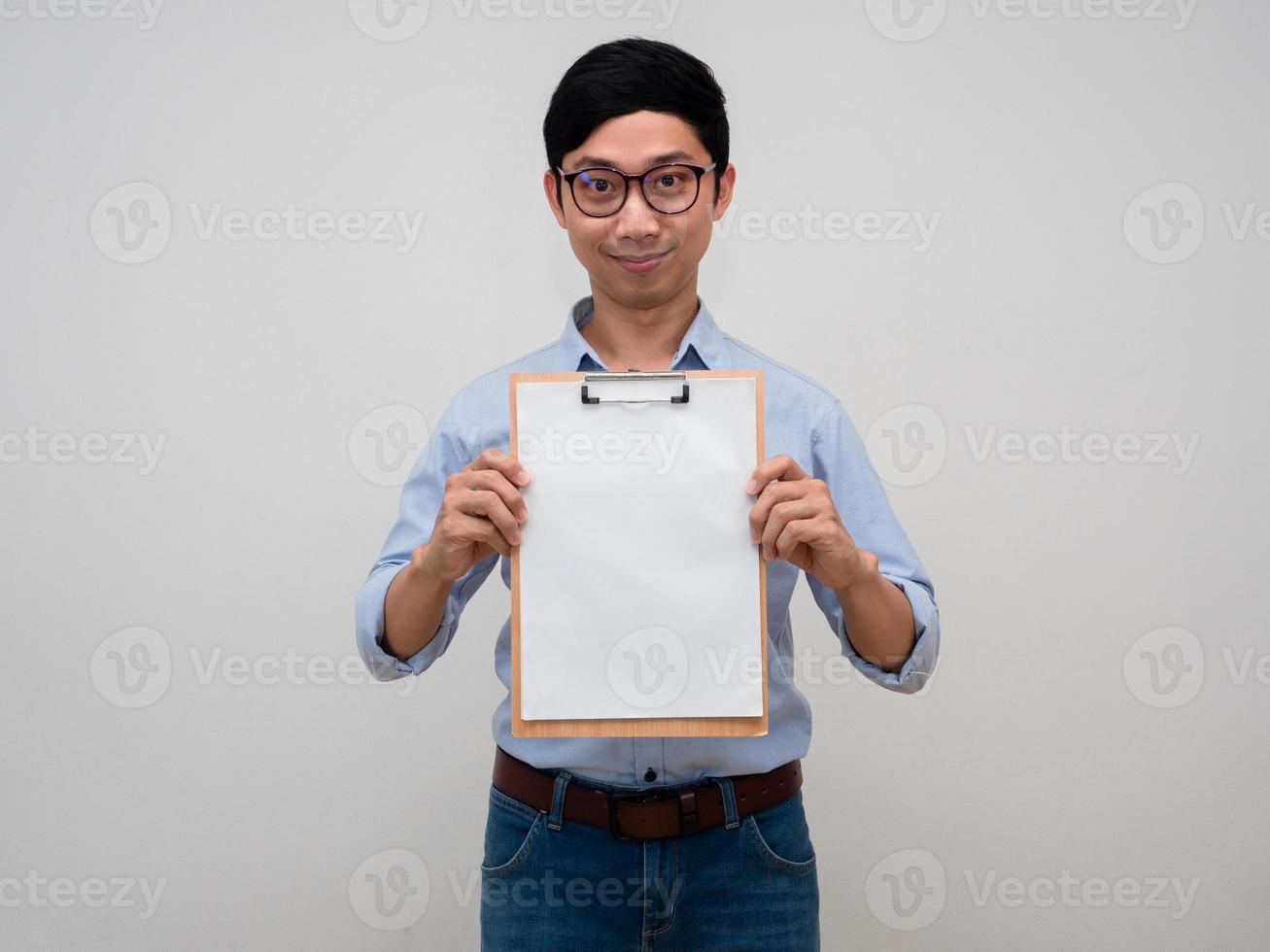 hombre de negocios positivo usar gafas sonrisa confiada mostrar de pie documento de tablero de madera aislado foto