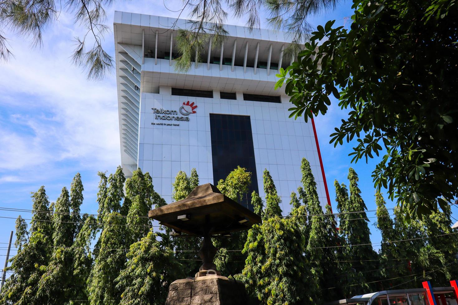 semarang, indonesia, diciembre de 2022. edificio de oficinas de pt. Telkom, en jl. pahlawan pleburan, kec. sur de semarang, ciudad de semarang. pt telkom es una empresa de telecomunicaciones de propiedad estatal en indonesia. foto