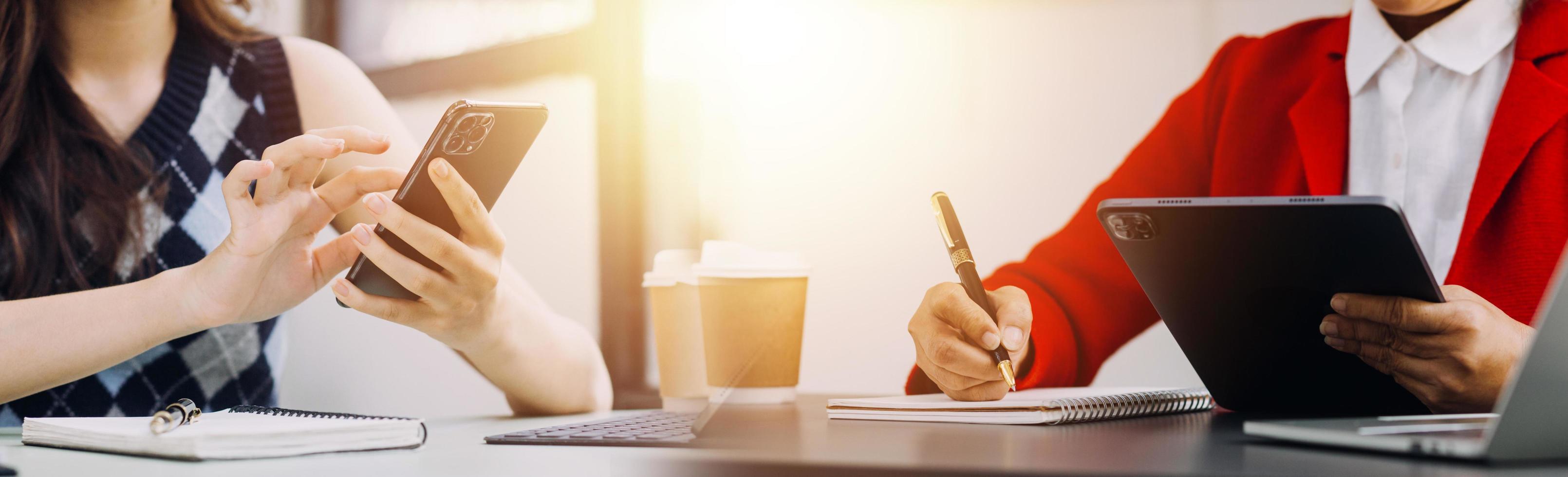 hombre de negocios casual que trabaja usando un teléfono móvil escribiendo una computadora portátil de chat móvil contáctenos en los lugares de trabajo, planificando ideas inversores buscando en Internet, ideas conectando personas. foto