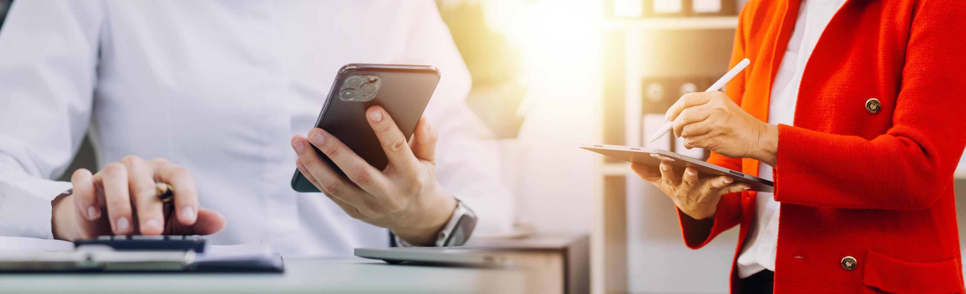 hombre de negocios casual que trabaja usando un teléfono móvil escribiendo una computadora portátil de chat móvil contáctenos en los lugares de trabajo, planificando ideas inversores buscando en Internet, ideas conectando personas. foto