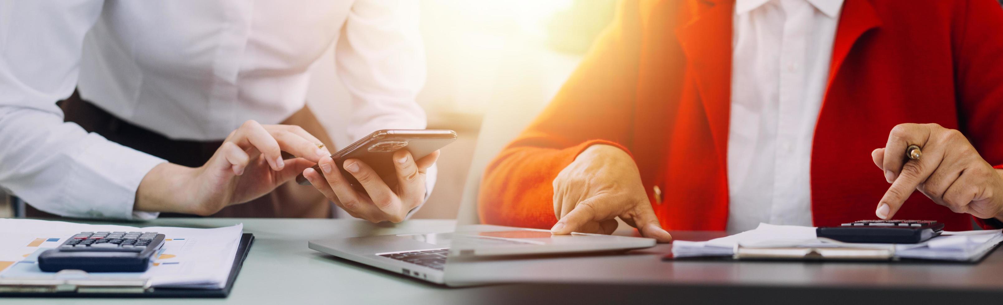 hombre de negocios casual que trabaja usando un teléfono móvil escribiendo una computadora portátil de chat móvil contáctenos en los lugares de trabajo, planificando ideas inversores buscando en Internet, ideas conectando personas. foto