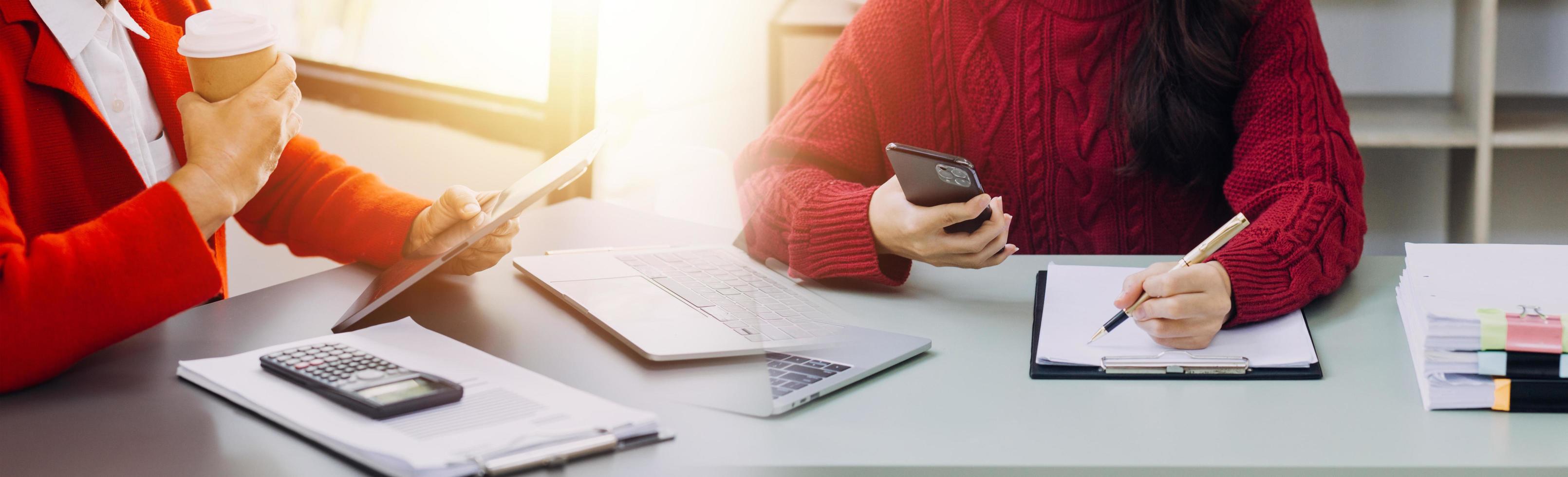 hombre de negocios casual que trabaja usando un teléfono móvil escribiendo una computadora portátil de chat móvil contáctenos en los lugares de trabajo, planificando ideas inversores buscando en Internet, ideas conectando personas. foto