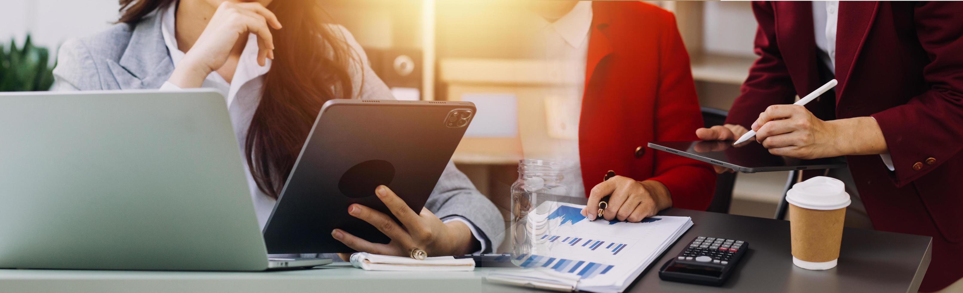 hombre de negocios casual que trabaja usando un teléfono móvil escribiendo una computadora portátil de chat móvil contáctenos en los lugares de trabajo, planificando ideas inversores buscando en Internet, ideas conectando personas. foto