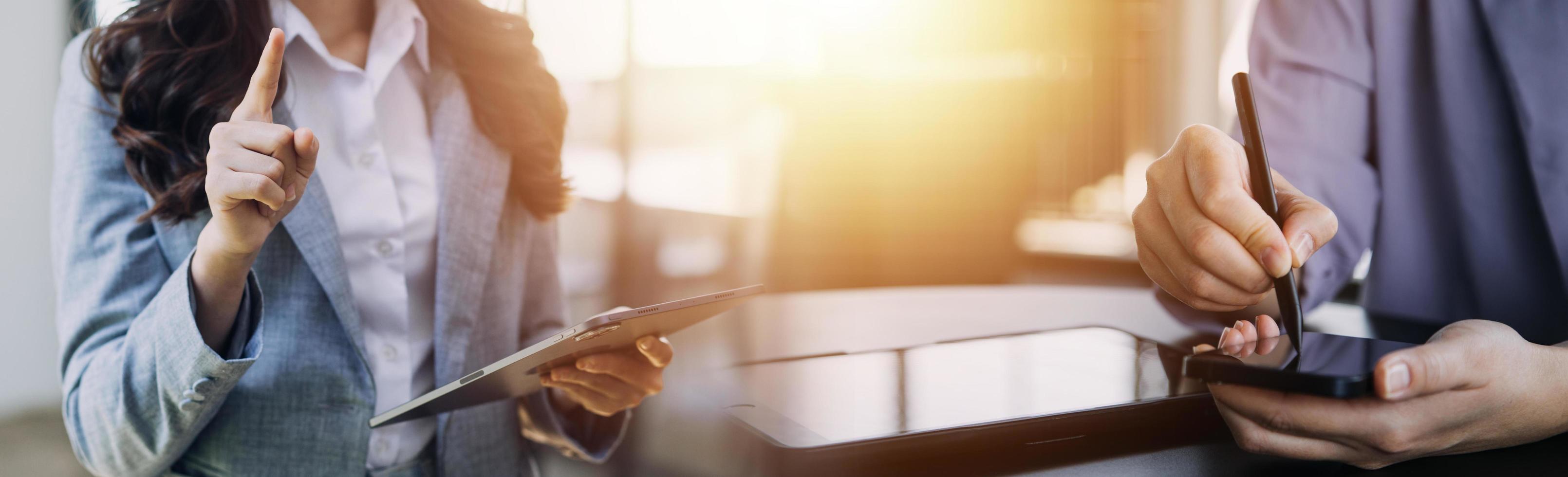 hombre de negocios casual que trabaja usando un teléfono móvil escribiendo una computadora portátil de chat móvil contáctenos en los lugares de trabajo, planificando ideas inversores buscando en Internet, ideas conectando personas. foto