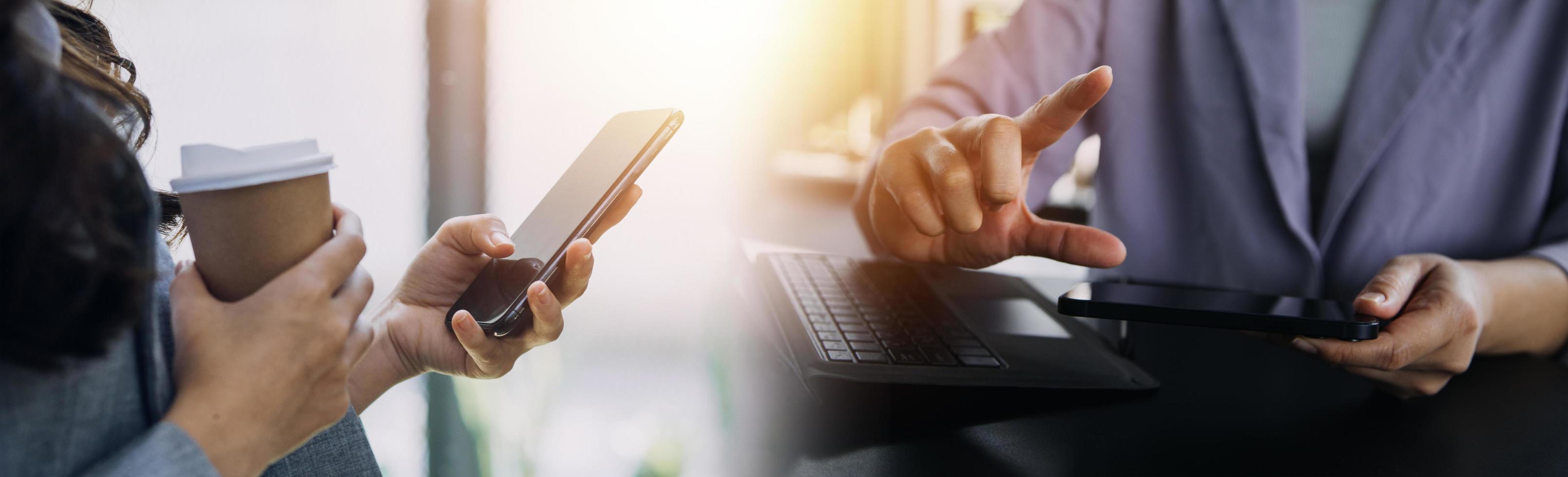 hombre de negocios casual que trabaja usando un teléfono móvil escribiendo una computadora portátil de chat móvil contáctenos en los lugares de trabajo, planificando ideas inversores buscando en Internet, ideas conectando personas. foto