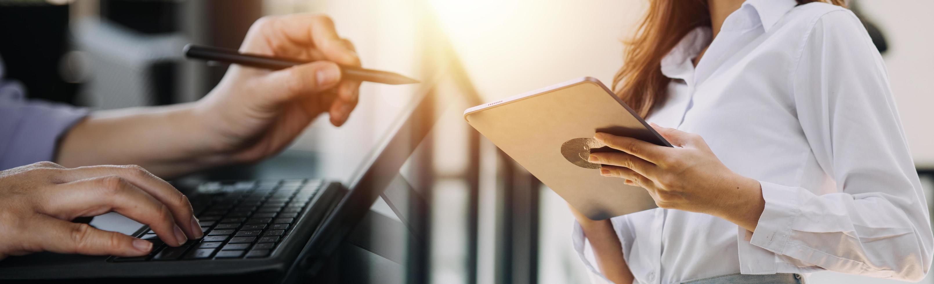 hombre de negocios casual que trabaja usando un teléfono móvil escribiendo una computadora portátil de chat móvil contáctenos en los lugares de trabajo, planificando ideas inversores buscando en Internet, ideas conectando personas. foto