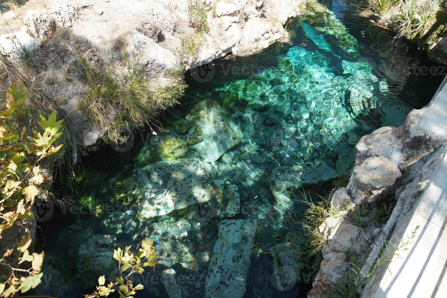 piscina antigua en la ciudad antigua de hierápolis en pamukkale, denizli, turkiye foto